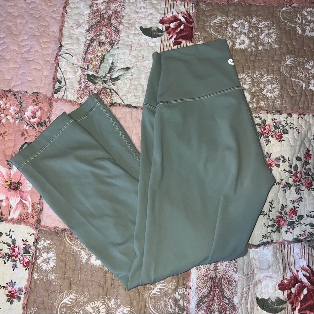 LULULEMON GREEN CAPRI LEGGING